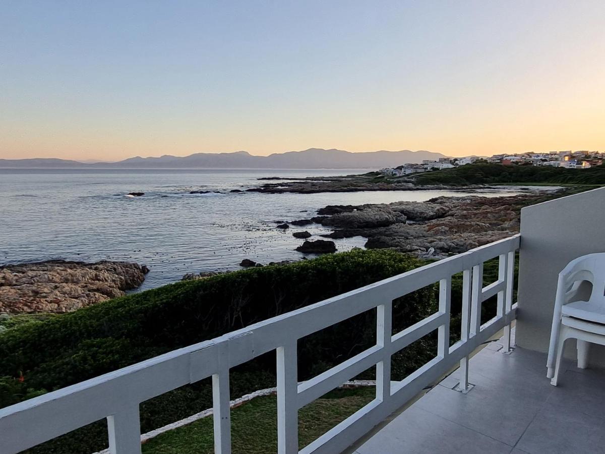 On The Rocks Guesthouse Gansbaai Buitenkant foto