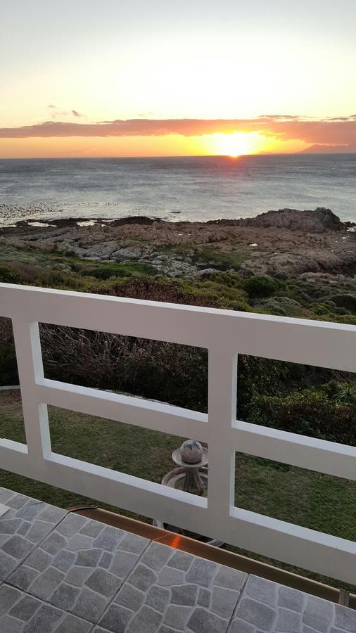 On The Rocks Guesthouse Gansbaai Buitenkant foto